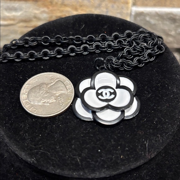 Black and White CC Flower Pendant Necklace - Picture 5 of 5